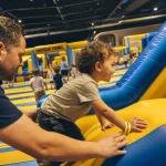 Defoul Parc Morlaix : enfant sur parcours gonflable dans un parc indoor 1300 m²
