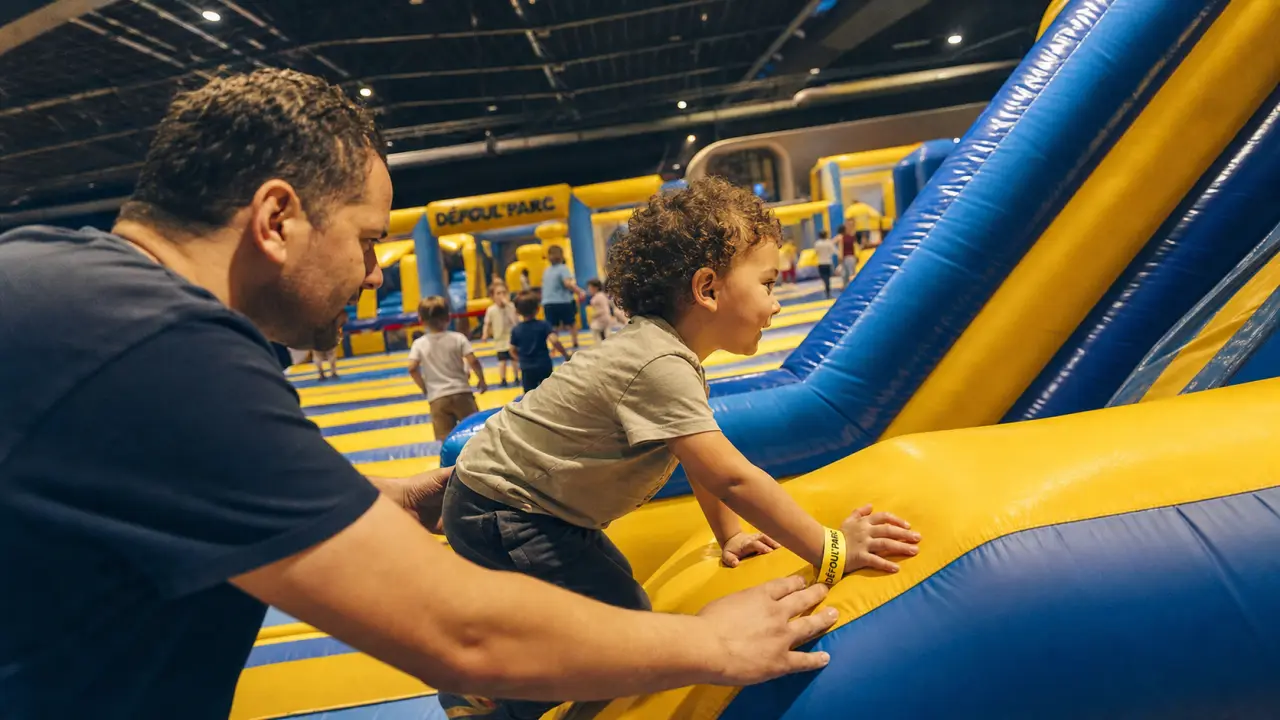 Defoul Parc Morlaix : enfant sur parcours gonflable dans un parc indoor 1300 m²