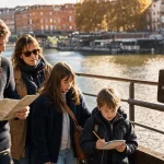 Que faire à Toulouse avec des enfants ce week-end : famille sur une passerelle au bord de la Garonne