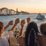Activités evjf La Rochelle : amies au Vieux-Port, coucher de soleil et mer