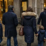 Activités la rochelle pluie : famille sous la pluie près des halles, à La Rochelle
