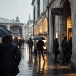 Halles et aquarium à La Rochelle sous une pluie fine