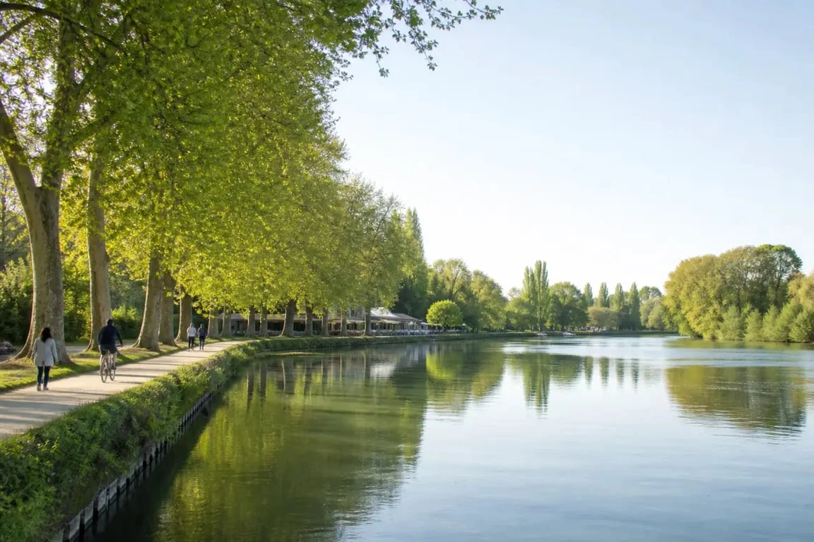 Promenade des bords de Marne entre chemin de halage, guinguette et rivière