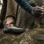 Fontainebleau activités : chaussures d’escalade sur rocher en forêt