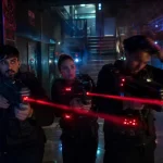 Laser game bordeaux lac : joueurs en arène avec pistolets laser