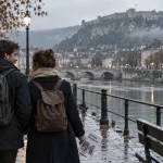 Activités besancon : couple sur les quais du Doubs près de la Citadelle