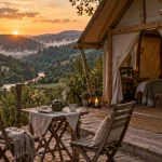 Camping insolite Aveyron : terrasse de glamping avec cabane en bois et toile