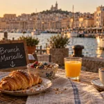 Petit dejeuner marseille sur la terrasse du Vieux-Port, croissant et café