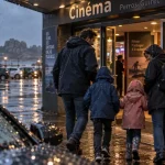 Que faire à Perros-Guirec quand il pleut : famille sous un auvent de cinéma, vêtements imperméables