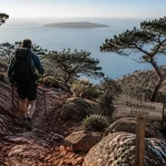 Randonnée insolite côte d azur : sentier aux falaises rouges avec vue mer