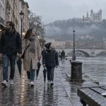 Que faire le dimanche à Lyon : famille sur le quai de la Saône, brume et tours de Lyon